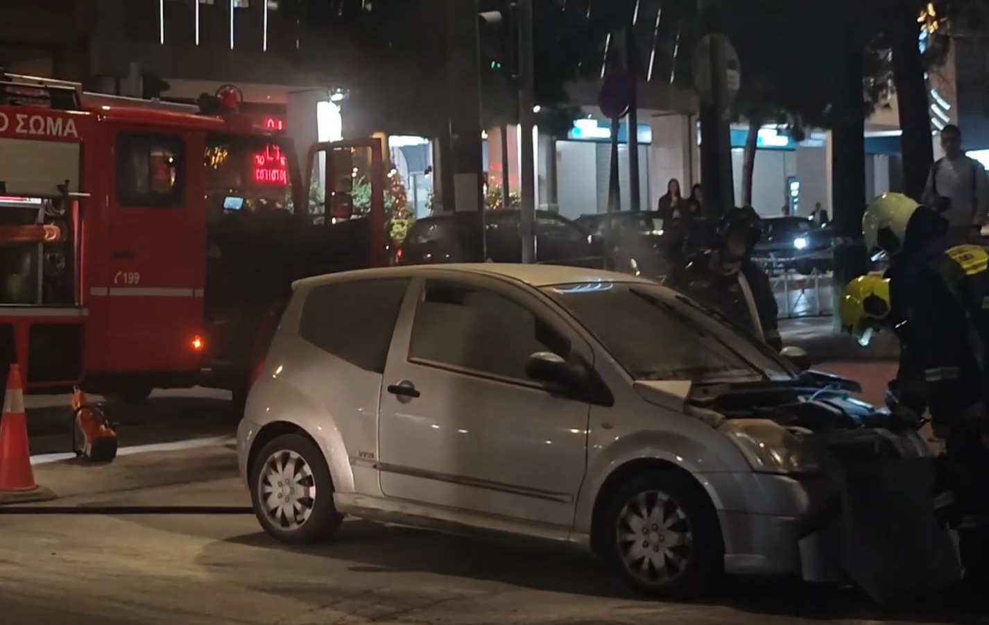 Φωτιά σε αυτοκίνητο στη λεωφόρο Συγγρού