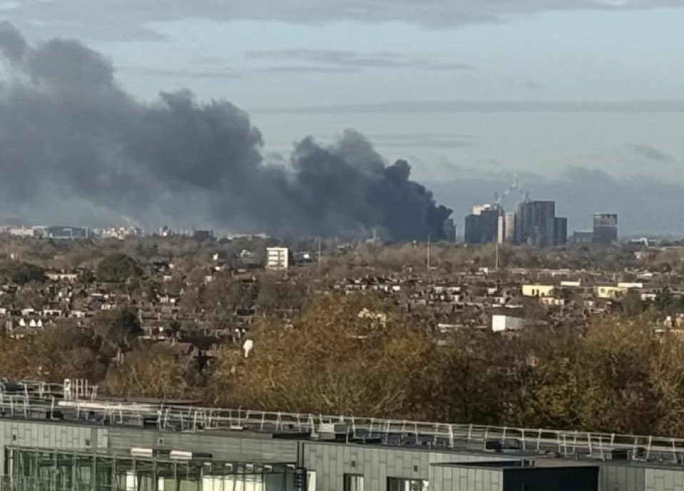 Συναγερμός στο δυτικό Λονδίνο: Μεγάλη φωτιά σε αποθήκη – Φόβοι για εκρήξεις (βίντεο)