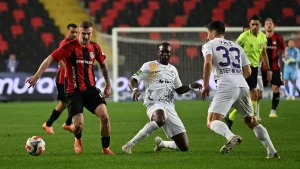 Απιθανό σκηνικό στην Τουρκία: Γκολ μέτρησε ενώ οι παίκτες… πλακώνονταν! (vid)