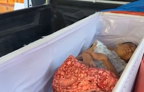 Απίστευτο βίντεο με «νεκρή» γυναίκα που αναστήθηκε δευτερόλεπτα πριν την αποτέφρωση της