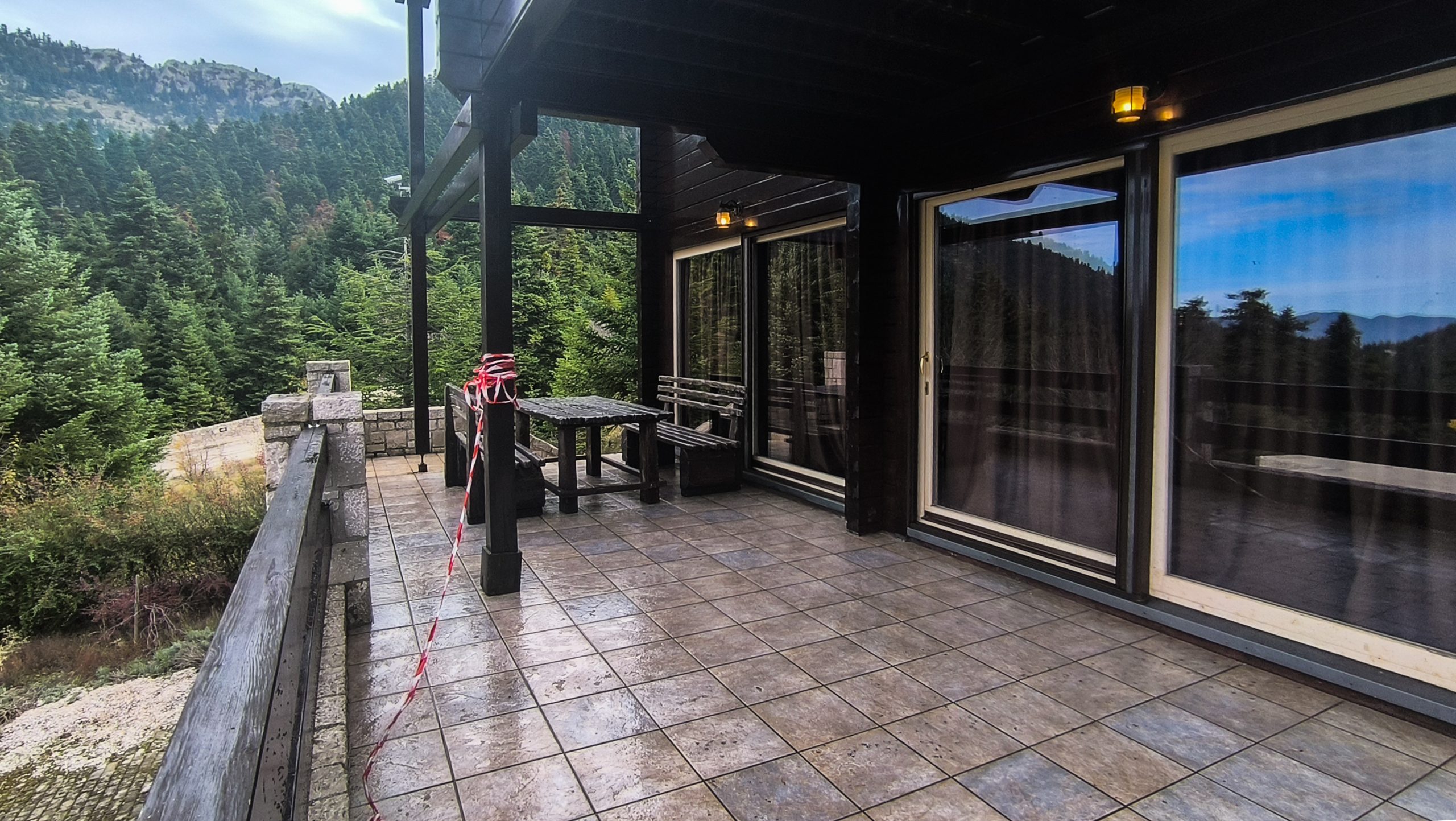 &Mu;&epsilon; &delta;ύ&omicron; &kappa;&alpha;&lambda;ά&sigma;&nu;&iota;&kappa;&omicron;&phi; &kappa;&alpha;&iota; &pi;&iota;&sigma;&tau;ό&lambda;&iota; &epsilon;&kappa;&tau;έ&lambda;&epsilon;&sigma;&alpha;&nu; &tau;&omicron;&nu; &Gamma;&iota;ά&nu;&nu;&eta; &Lambda;ά&lambda;&alpha;