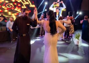 Ιερέας χόρεψε σούστα με νύφη σε γαμήλιο γλέντι στην Κρήτη – Το βίντεο που έγινε viral