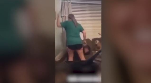 Βίντεο σοκ: Δασκάλα χτυπά με ζώνη τον 12χρονο γιο της και τον αρπάζει από τα μαλλιά