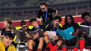 Η Κ17 της Πορτογαλίας το έριξε στο… διάβασμα μόλις σήκωσε το Μουντιάλ (vid)