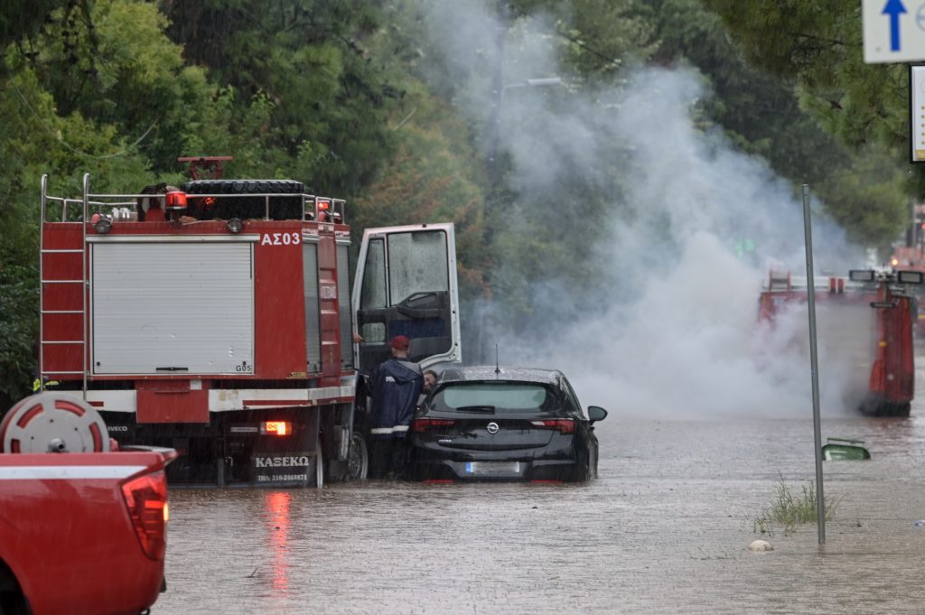 Στο έλεος της Adel η Κέρκυρα: Δρόμοι μετατράπηκαν σε χειμάρρους, εγκλωβισμοί πολιτών – Επέστρεψε στην Αθήνα πτήση της Aegean