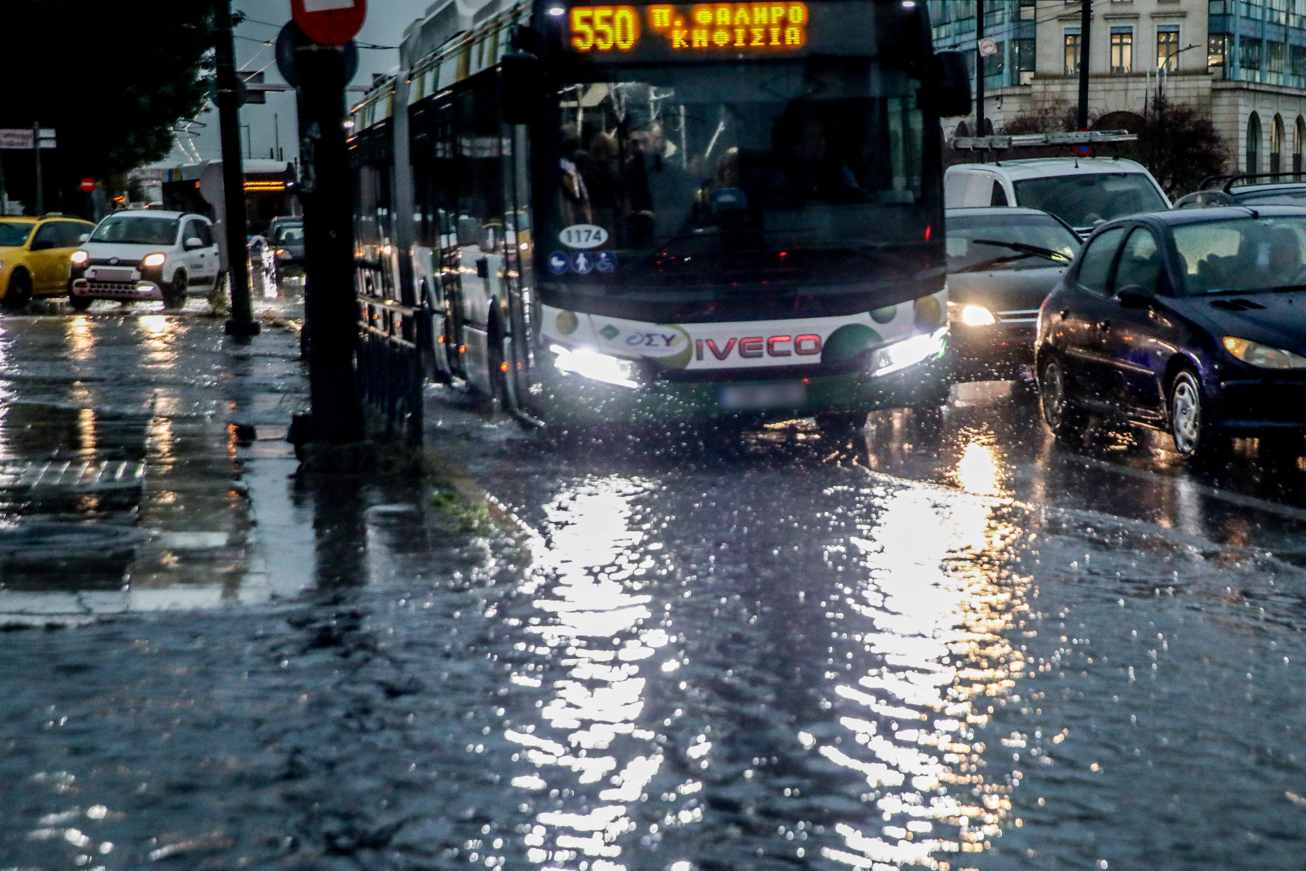 Κακοκαιρία Adel: Με 40 χιλιοστά βροχής μετατράπηκαν οι δρόμοι της Αθήνας σε χειμάρρους - Η εξήγηση Κολυδά