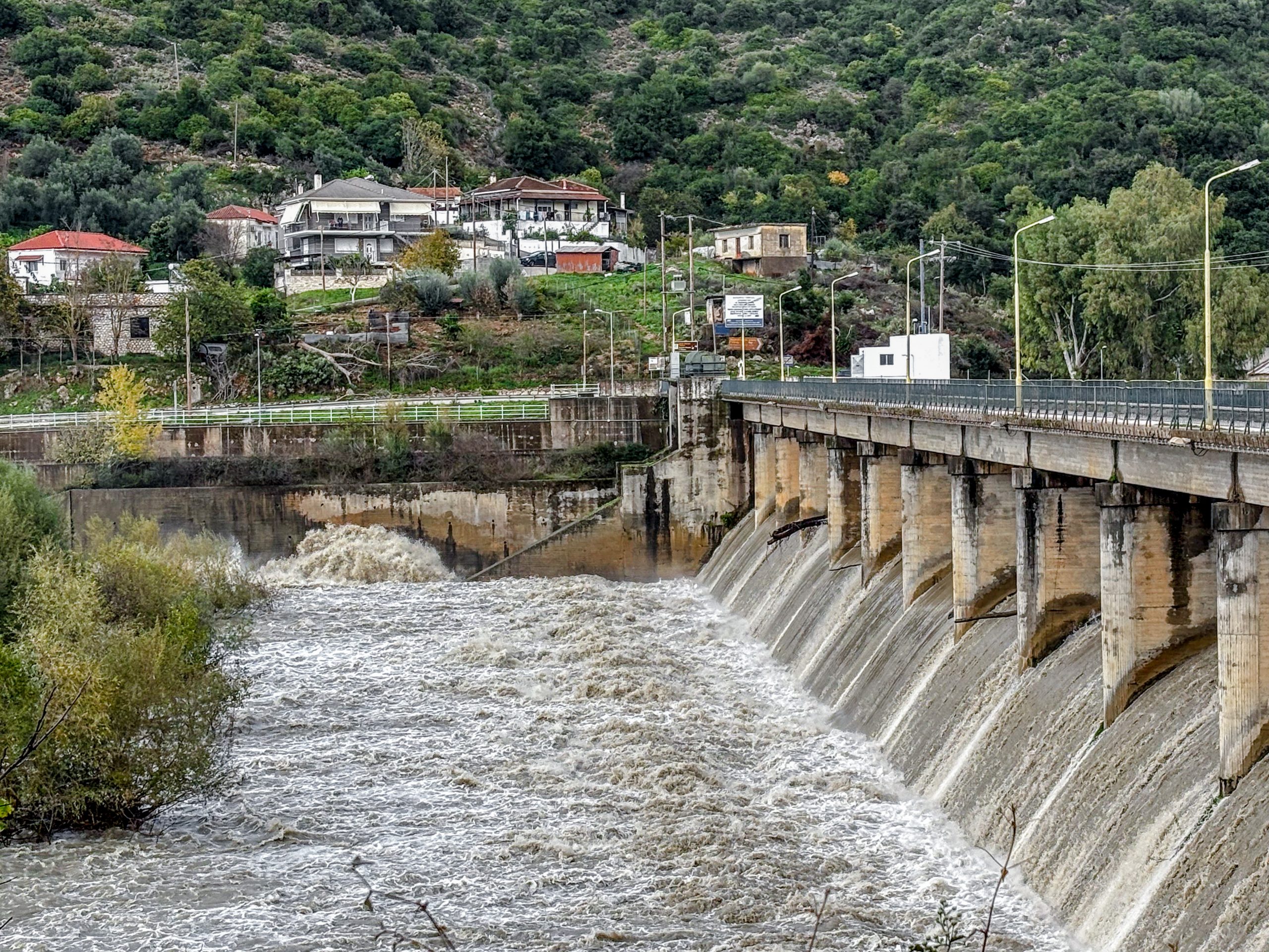 &Sigma;ά&rho;&omega;&sigma;&epsilon; &tau;&eta;&nu; &Delta;&upsilon;&tau;&iota;&kappa;ή &Epsilon;&lambda;&lambda;ά&delta;&alpha; &eta; &kappa;&alpha;&kappa;&omicron;&kappa;&alpha;&iota;&rho;ί&alpha; - &Pi;&lambda;&eta;&mu;&mu;ύ&rho;&epsilon;&sigmaf; &kappa;&alpha;&iota; &kappa;&alpha;&tau;&alpha;&sigma;&tau;&rho;&omicron;&phi;έ&sigmaf;, &tau;&iota; &epsilon;ί&nu;&alpha;&iota; &tau;&omicron; &phi;&alpha;&iota;&nu;ό&mu;&epsilon;&nu;&omicron; orographic lifting