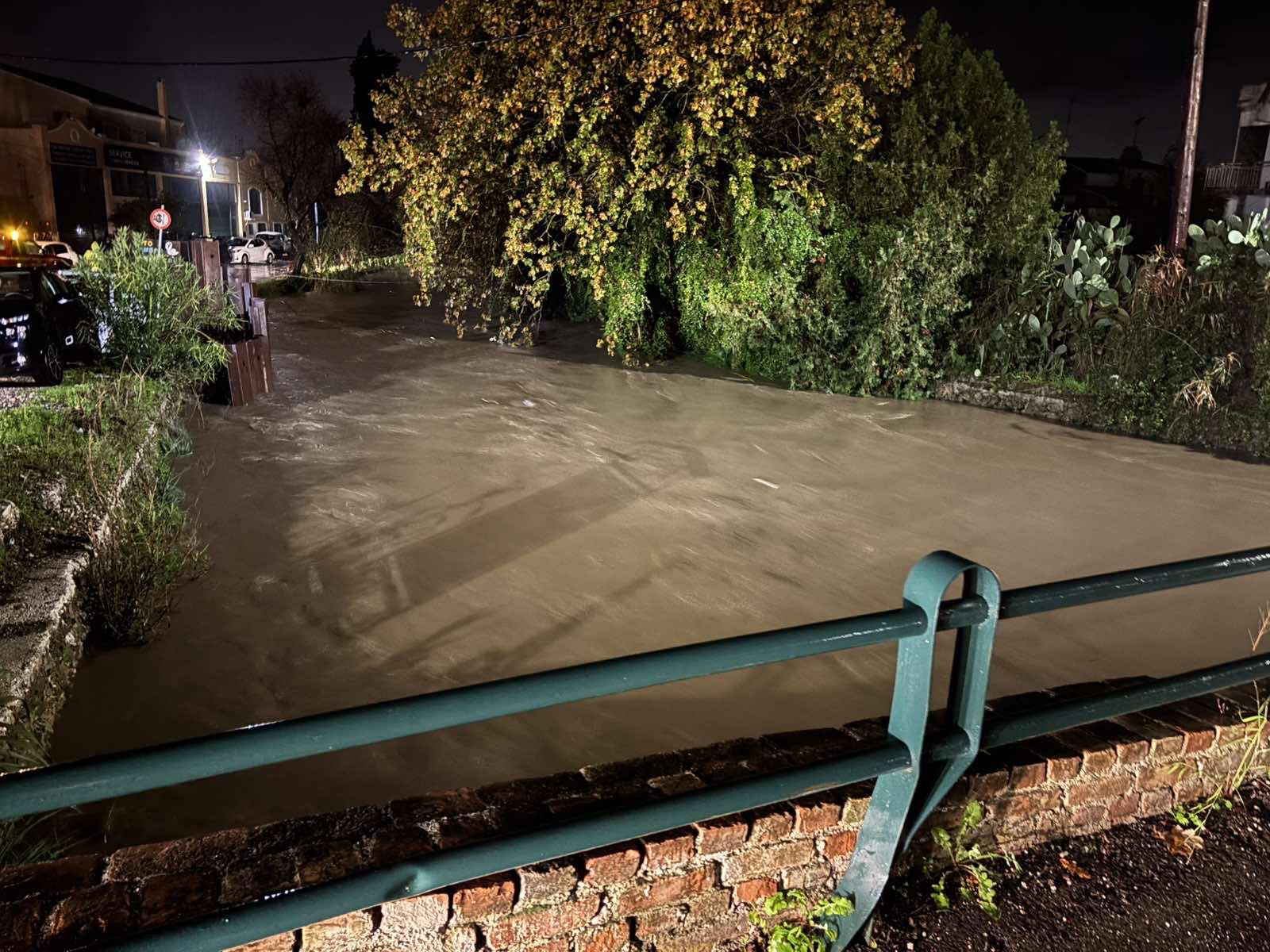 Κακοκαιρία Adel: Σφυροκοπά τη Δυτική Ελλάδα - Πλημμύρες στην Κέρκυρα προβλήματα στην Αιτωλοακαρνανία, στάλθηκαν μηνύματα του 112