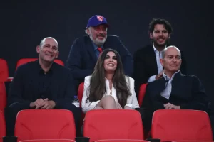 Η Αμερικανίδα πρέσβης Κίμπερλι Γκιλφόιλ στο ΣΕΦ για το Ολυμπιακός – Ζάλγκιρις