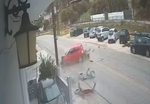 Κόρινθος: Βίντεο από σοκαριστικό τροχαίο με καραμπόλα τριών αυτοκινήτων