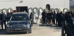 Θρήνος στην κηδεία της 49χρονης από το Δαμάσι που πέθανε σε φρικτό δυστύχημα σε φούρνο