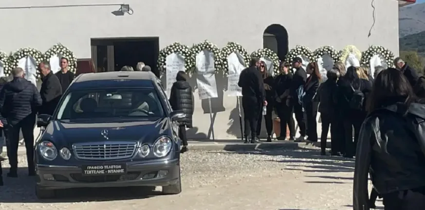 Θρήνος στην κηδεία της 49χρονης από το Δαμάσι που πέθανε σε φρικτό δυστύχημα σε φούρνο