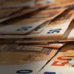 Προς τα 920 ευρώ ο κατώτατος μισθός: Πόσο θα αυξηθούν οι αποδοχές σε ιδιωτικό και δημόσιο τομέα