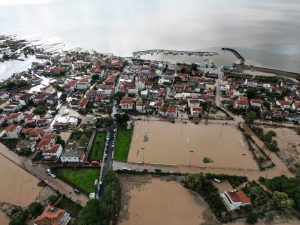 Η κακοκαιρία «έπνιξε» την Λέσβο: Έπεσαν 400 τόνοι βροχής μέσα σε λίγες ώρες – Εικόνες καταστροφής