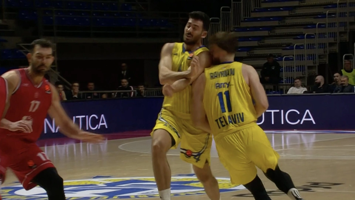 Το σφύριγμα της χρονιάς στη Euroleague - Έπεσε πάνω στον συμπαίκτη του και πήρε αντιαθλητικό ο... αντίπαλος! (vid)