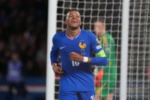 Γράφει ιστορία ο Εμπαπέ: Έγινε ο νεότερος παίκτης που φτάνει τα 400 γκολ από εποχής Πελέ