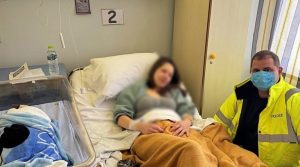 Πλημμύρες στη Μεσσηνία: Ηρωική προσπάθεια αστυνομικού – Μετέφερε εγκλωβισμένη γυναίκα στο νοσοκομείο να γεννήσει