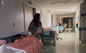 Σοκαριστικές μαρτυρίες ασθενών για τα δημόσια νοσοκομεία – Καρκινοπαθής με 80% αναπηρία πληρώνει τις εξετάσεις της