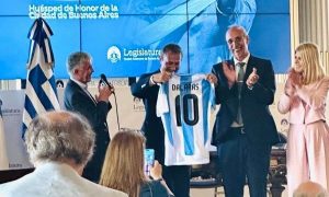 Γιώργος Νταλάρας: Εμφανίστηκε στο Μπουένος Άιρες με το θρυλικό «10» της Εθνικής Αργεντινής