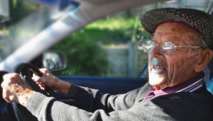 «Φάμπρικα» με τις άδειες οδήγησης σε ηλικιωμένους – Ανανέωσαν δίπλωμα σε άτομο με άνοια