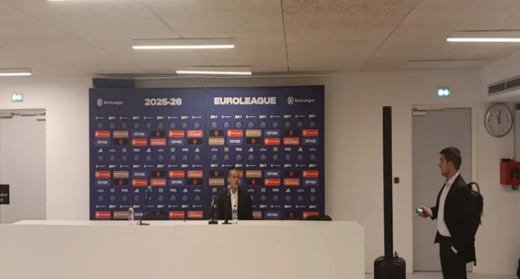 Η viral συνέντευξη τύπου του προπονητή της Βαλένθια: Μίλησε πέντε δεύτερα και έφυγε (vid)