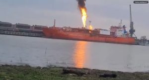 Ρουμανία: Συναγερμός για το τάνκερ με LPG που φλέγεται μετά από ρωσική επίθεση – «Καταστροφή σε ακτίνα 5 χλμ. αν ανατιναχτεί»