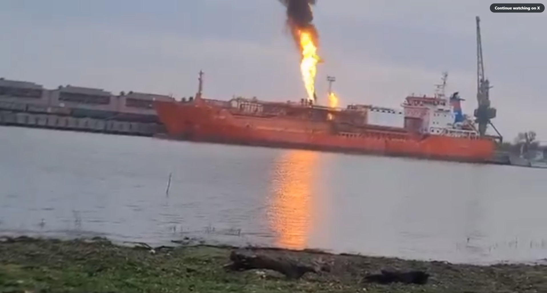 Ρουμανία: Συναγερμός για το τάνκερ με LPG που φλέγεται μετά από ρωσική επίθεση – «Καταστροφή σε ακτίνα 5 χλμ. αν ανατιναχτεί»