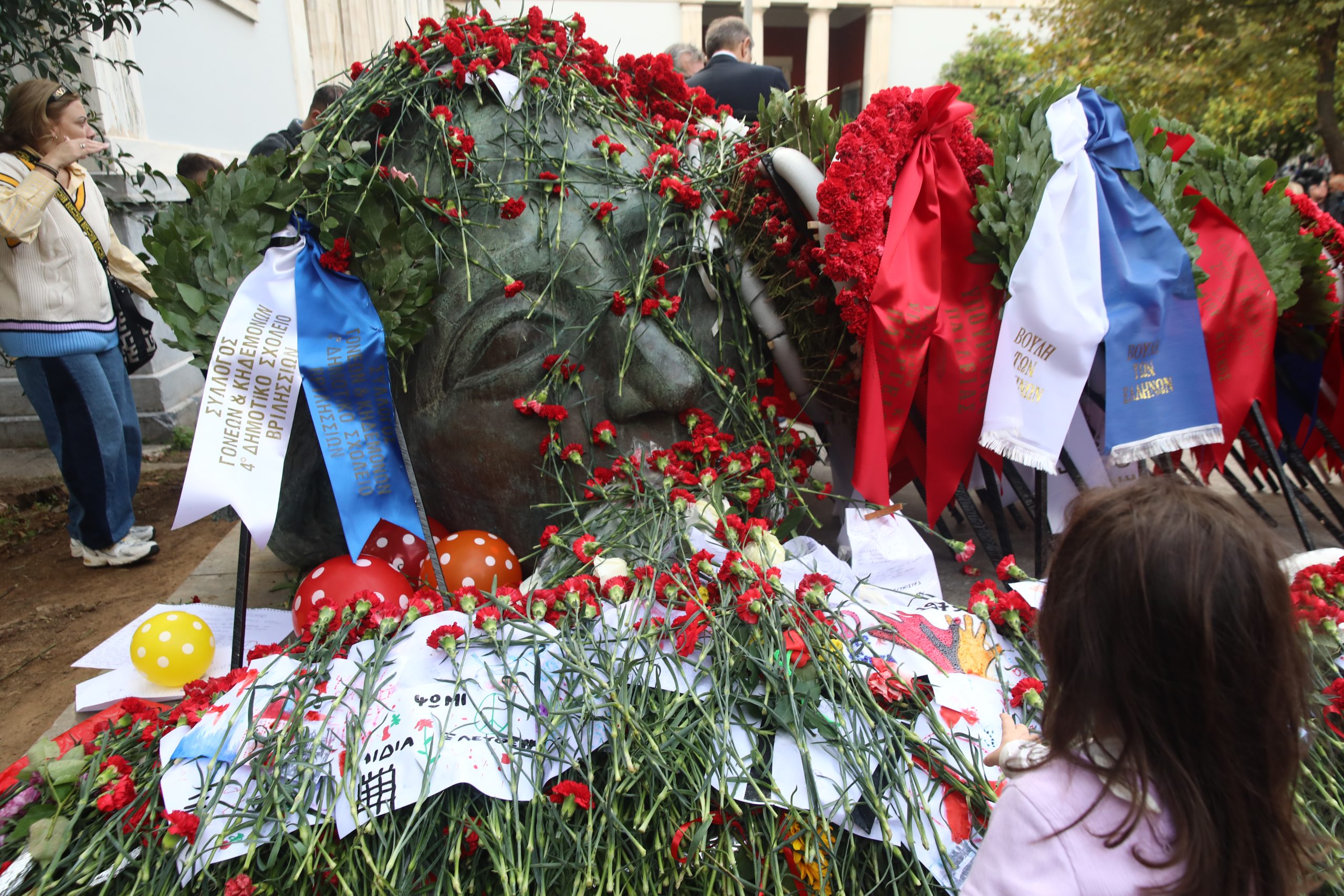 &Epsilon;&nu;&alpha; &pi;&alpha;&nu;ό &theta;&upsilon;&mu;ά&tau;&alpha;&iota; &mu;&iota;&sigma;ό &alpha;&iota;ώ&nu;&alpha; &pi;&rho;&iota;&nu;