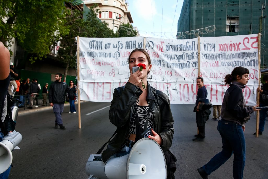 Πολυτεχνείο: Στην αμερικανική πρεσβεία η αιματοβαμμένη σημαία – Πλήθος κόσμου στους δρόμους