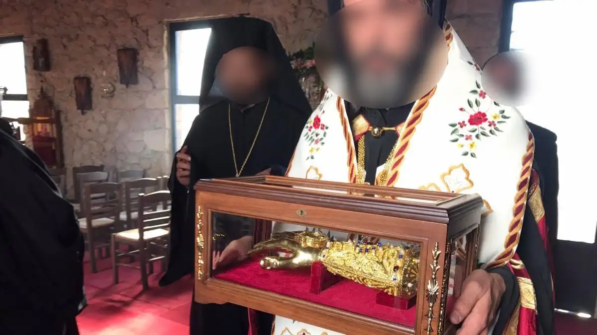 &Eta; &alpha;&pi;ά&tau;&eta; &mu;&epsilon; &tau;&alpha; &lambda;&epsilon;ί&psi;&alpha;&nu;&alpha; &tau;&omicron;&upsilon; &Alpha;&gamma;ί&omicron;&upsilon; &Pi;&alpha;&rho;&theta;&epsilon;&nu;ί&omicron;&upsilon; &kappa;&alpha;&iota; &eta; &alpha;&upsilon;&tau;&omicron;&alpha;&nu;&alpha;&kappa;ή&rho;&upsilon;&xi;ή &tau;&omicron;&upsilon; &sigma;&epsilon; &laquo;&Alpha;&rho;&chi;&iota;&epsilon;&pi;ί&sigma;&kappa;&omicron;&pi;&omicron;&raquo;: &Pi;ώ&sigmaf; &omicron; &psi;&epsilon;&upsilon;&tau;&omicron;&iota;&epsilon;&rho;έ&alpha;&sigmaf; &zeta;&omicron;ύ&sigma;&epsilon; &sigma;&epsilon; &beta;ά&rho;&omicron;&sigmaf; ό&lambda;&omega;&nu;