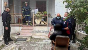 Λαμία: Ηρωική διάσωση ηλικιωμένης που έπιασε φωτιά το σπίτι της – Την απεγκλώβισαν αστυνομικοί