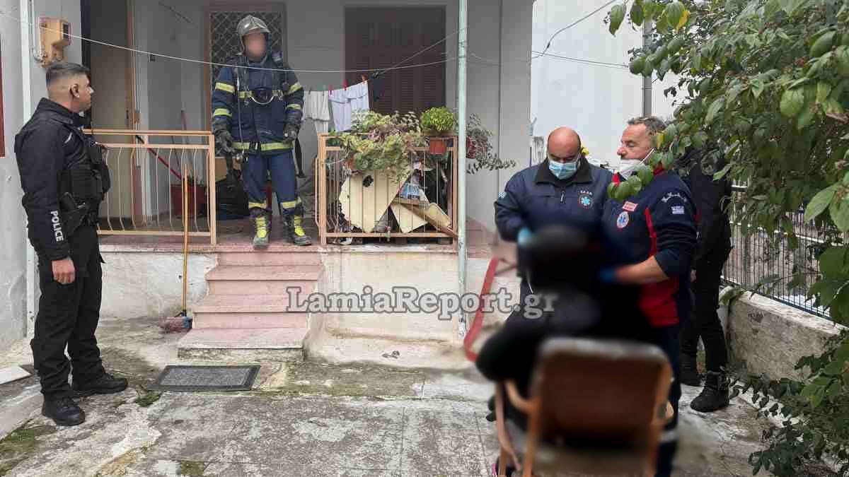 Λαμία: Ηρωική διάσωση ηλικιωμένης που έπιασε φωτιά το σπίτι της – Την απεγκλώβισαν αστυνομικοί