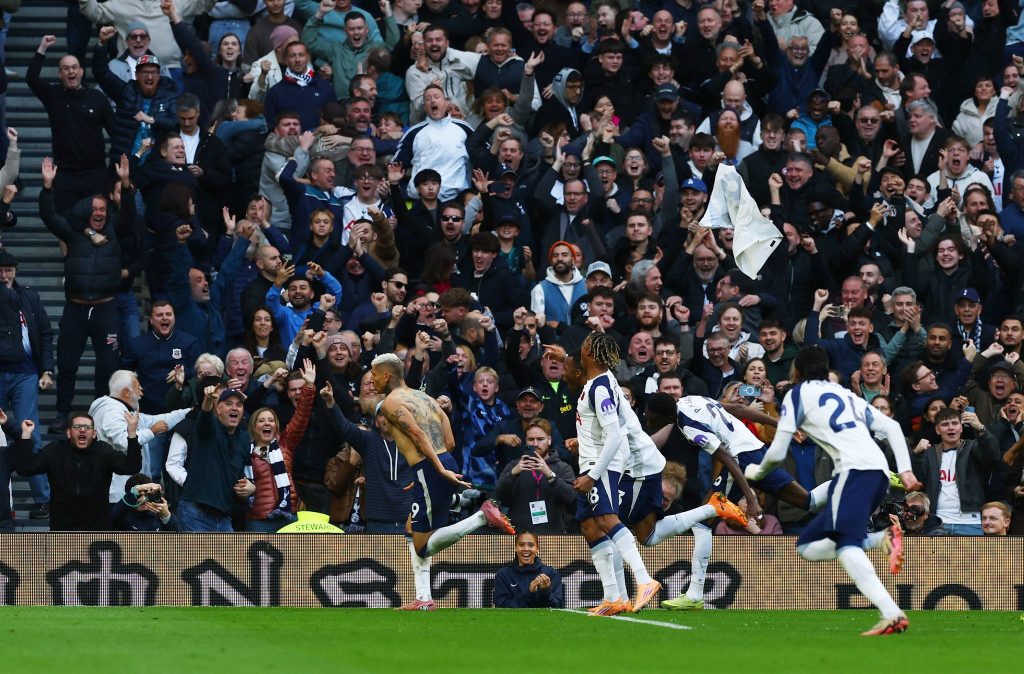 Δεν βάζει μυαλό ο Ρισάρλισον, ξανά viral για τον πανηγυρισμό του