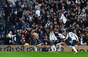 Δεν βάζει μυαλό ο Ρισάρλισον, ξανά viral για τον πανηγυρισμό του