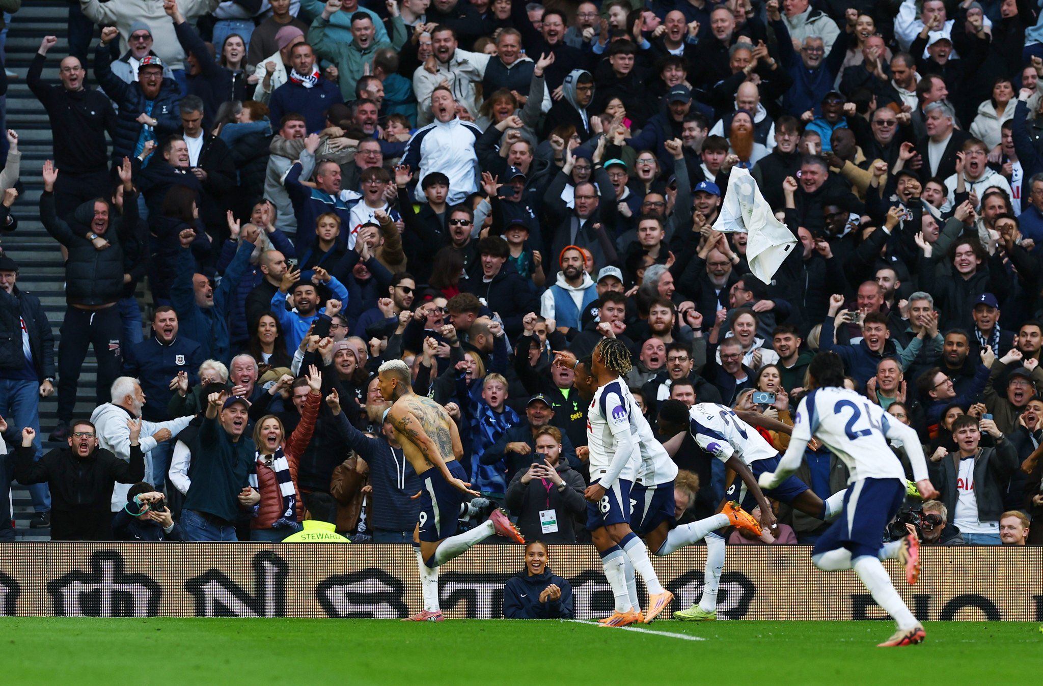 Δεν βάζει μυαλό ο Ρισάρλισον, ξανά viral για τον πανηγυρισμό του