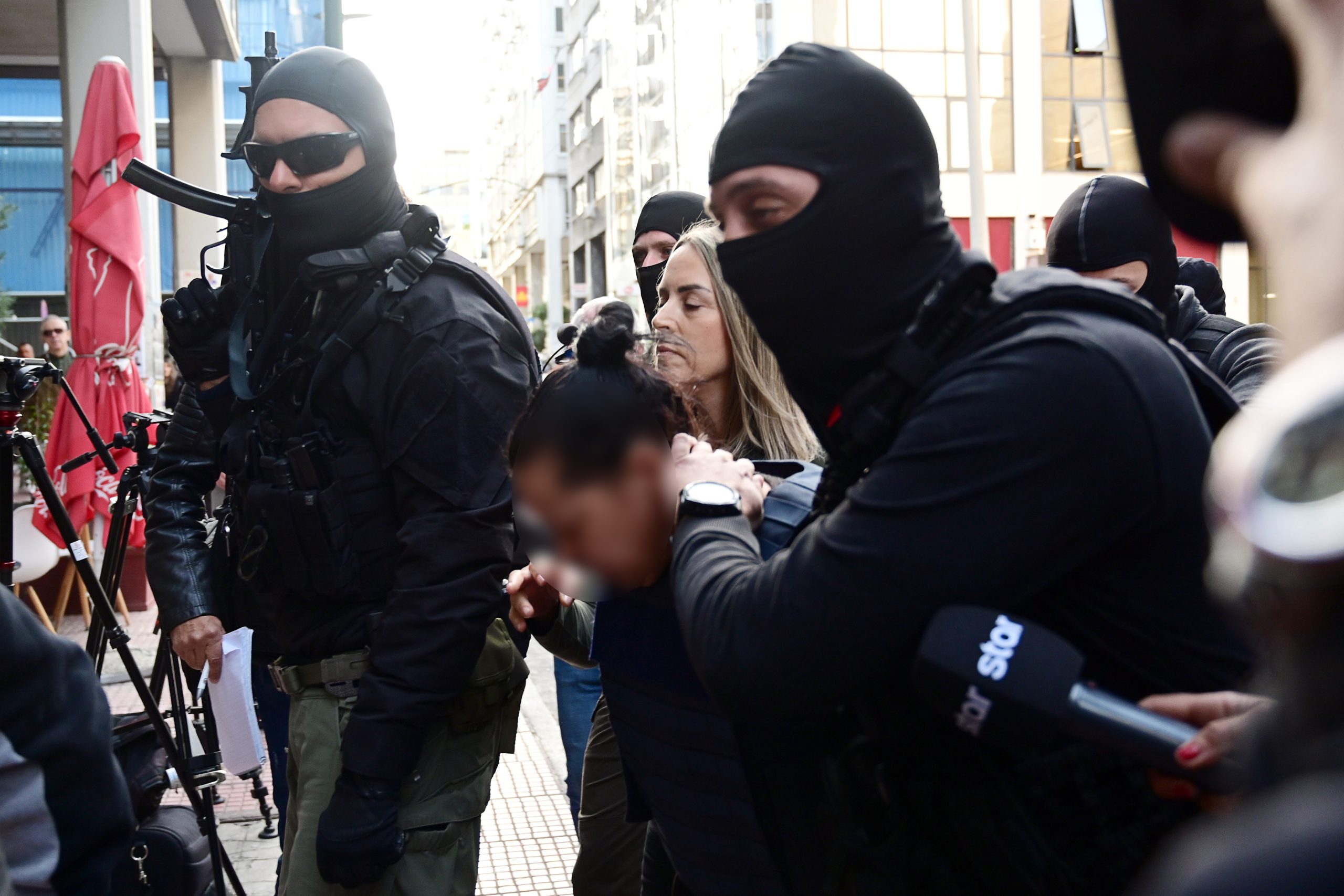 &Sigma;&alpha;&lambda;&alpha;&mu;ί&nu;&alpha;: &Sigma;&upsilon;&gamma;&kappa;&lambda;&omicron;&nu;ί&zeta;&omicron;&upsilon;&nu; &omicron;&iota; &lambda;&epsilon;&pi;&tau;&omicron;&mu;έ&rho;&epsilon;&iota;&epsilon;&sigmaf; &tau;&omicron;&upsilon; &epsilon;&gamma;&kappa;&lambda;ή&mu;&alpha;&tau;&omicron;&sigmaf; - &laquo;&Alpha;&phi;&omicron;ύ &sigma;&tau;&alpha; έ&delta;&omega;&sigma;&alpha; &tau;&alpha; &lambda;&epsilon;&phi;&tau;ά, &phi;ύ&gamma;&epsilon; &mu;&eta;&nu; &mu;&epsilon; &sigma;&kappa;&omicron;&tau;ώ&sigma;&epsilon;&iota;&sigmaf;&raquo;