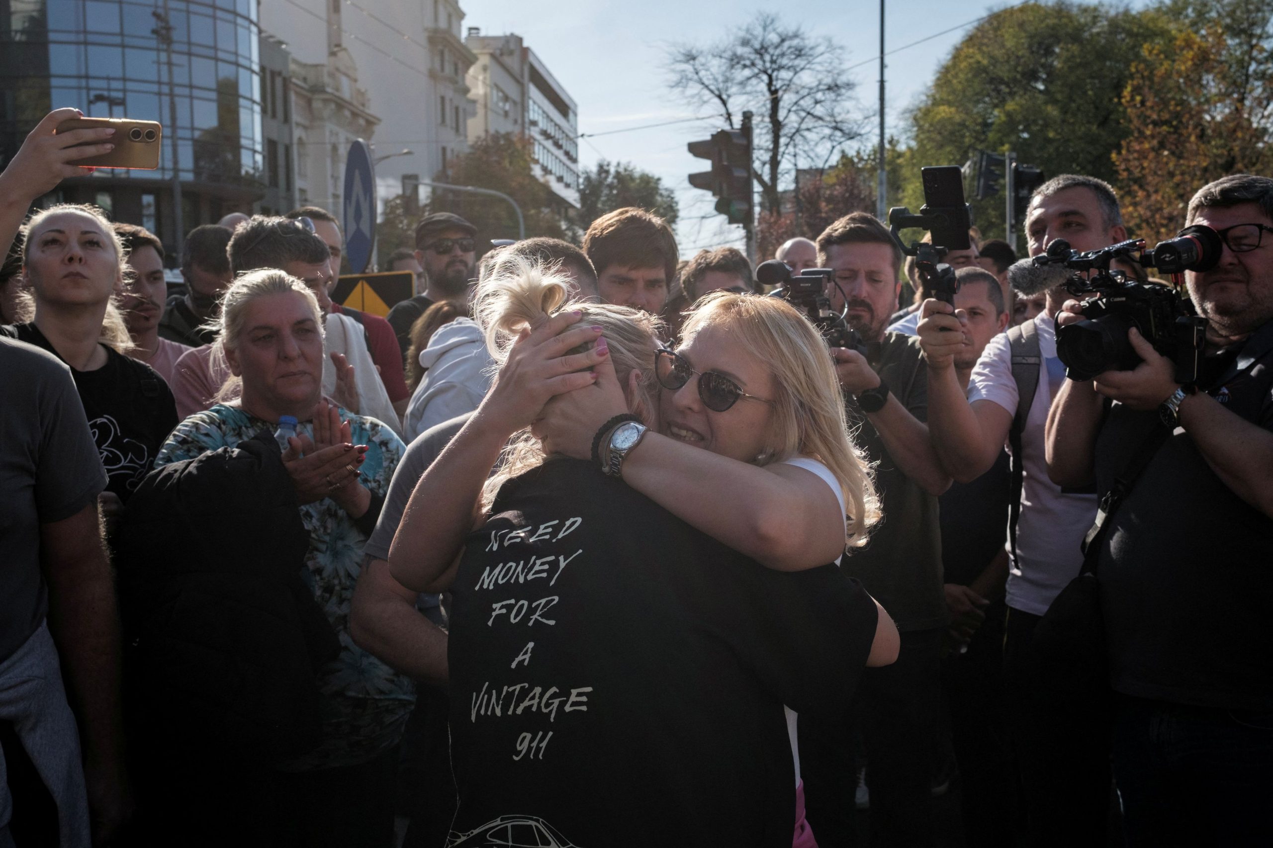 Τεταμένη η κατάσταση μπροστά από τη βουλή της Σερβίας – Σε απεργία πείνας μητέρα θύματος της τραγωδίας στο Νόβι Σαντ