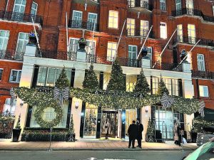 Burberry, Christmas tree και η Μπλάνσετ του Armani στην Ελλάδα