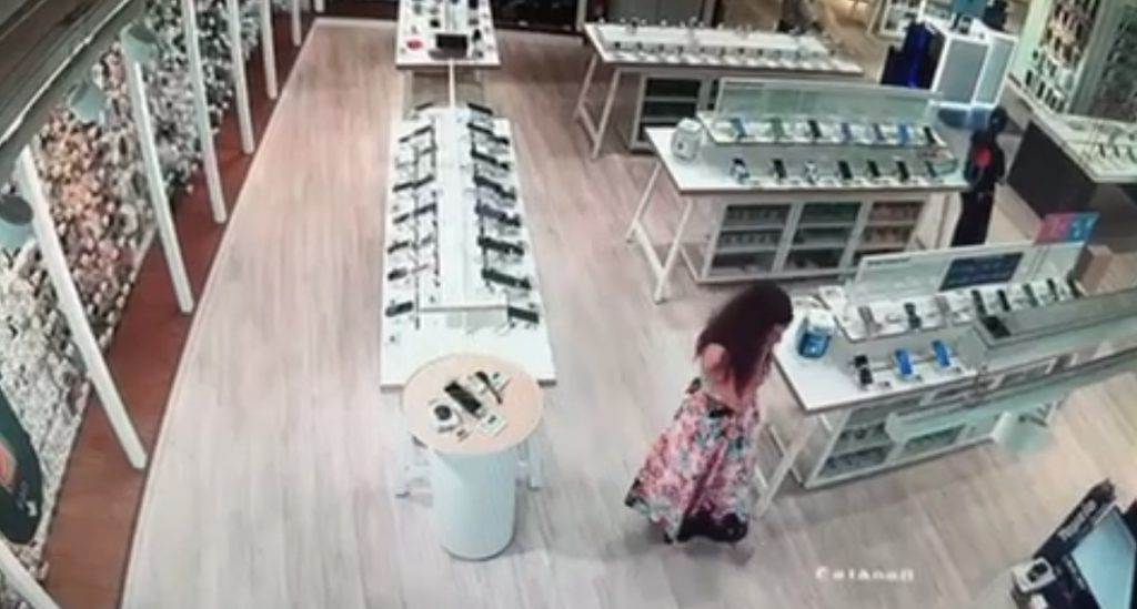 Είχε αδυναμία σε τάμπλετ και κινητά τηλέφωνα – 34χρονη πιάστηκε στη «φάκα» της ΕΛ.ΑΣ, είχε «χτυπήσει» 15 φορές