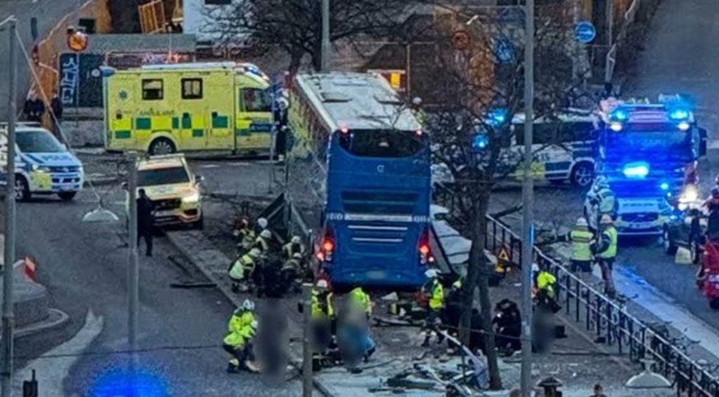 Σουηδία: Λεωφορείο έπεσε σε στάση στη Στοκχόλμη – Αναφορές για πολλούς τραυματίες