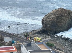 Φονικά κύματα στην Τενερίφη – Τρεις νεκροί τουρίστες που παρακολουθούσαν την φουρτουνιασμένη θάλασσα