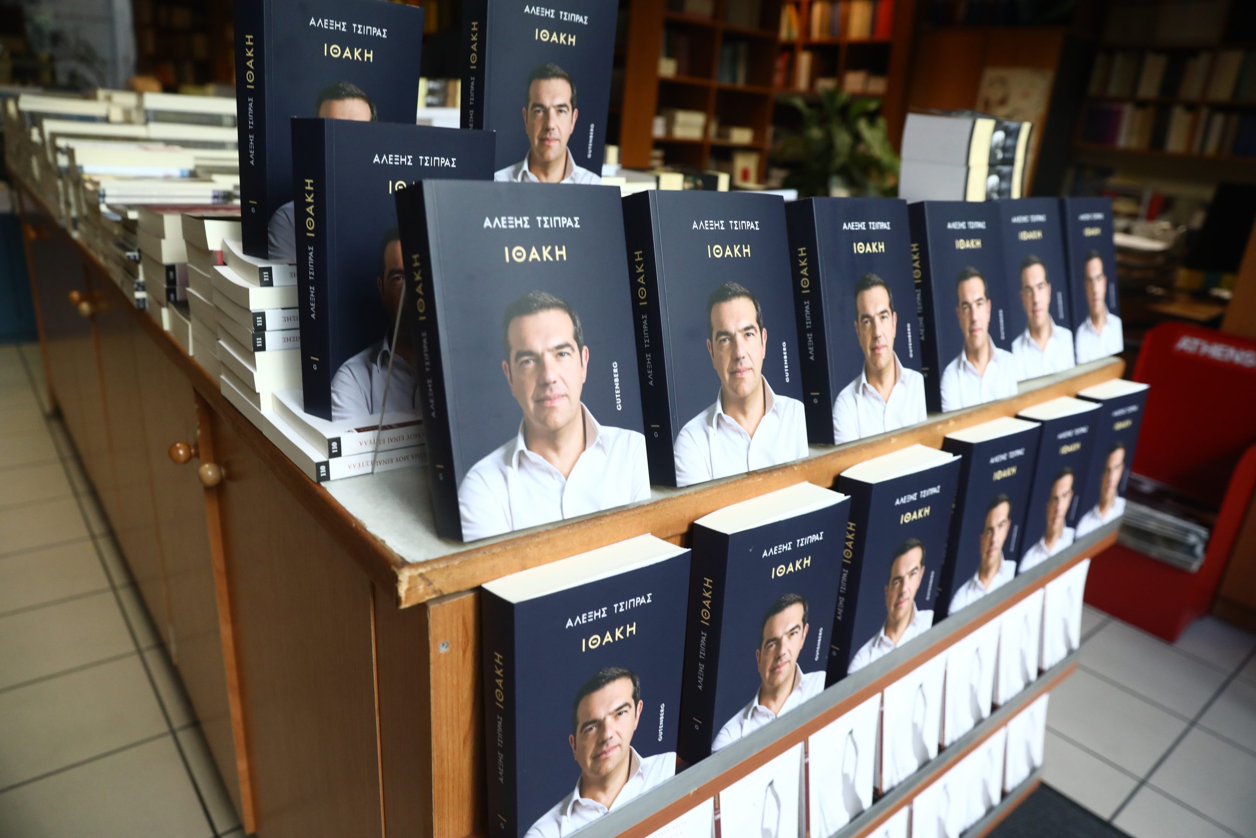 «Το λιγουρεύεσαι εσύ, έτσι;» Το τρολάρισμα του Αλέξη Τσίπρα στον Άδωνι Γεωργιάδη για τη... διαφήμιση στο βιβλίο του