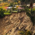 Εικόνες που κόβουν την «ανάσα» στα Τζουμέρκα: Μεγάλη κατολίσθηση, σπίτια κρέμονται στο κενό