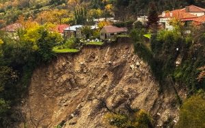 Εικόνες που κόβουν την «ανάσα» στα Τζουμέρκα: Μεγάλη κατολίσθηση, σπίτια κρέμονται στο κενό