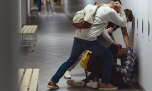 Αίγιο: 14χρονος στο νοσοκομείο μετά από επίθεση 16χρονου – Αναζητείται ο δράστης