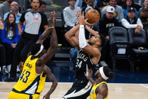 Τι δήλωσε ο Γιάννης Αντετοκούνμπο σχετικά με τον τραυματισμό του στο γόνατο:«Δεν με ενοχλεί ιδιαίτερα»