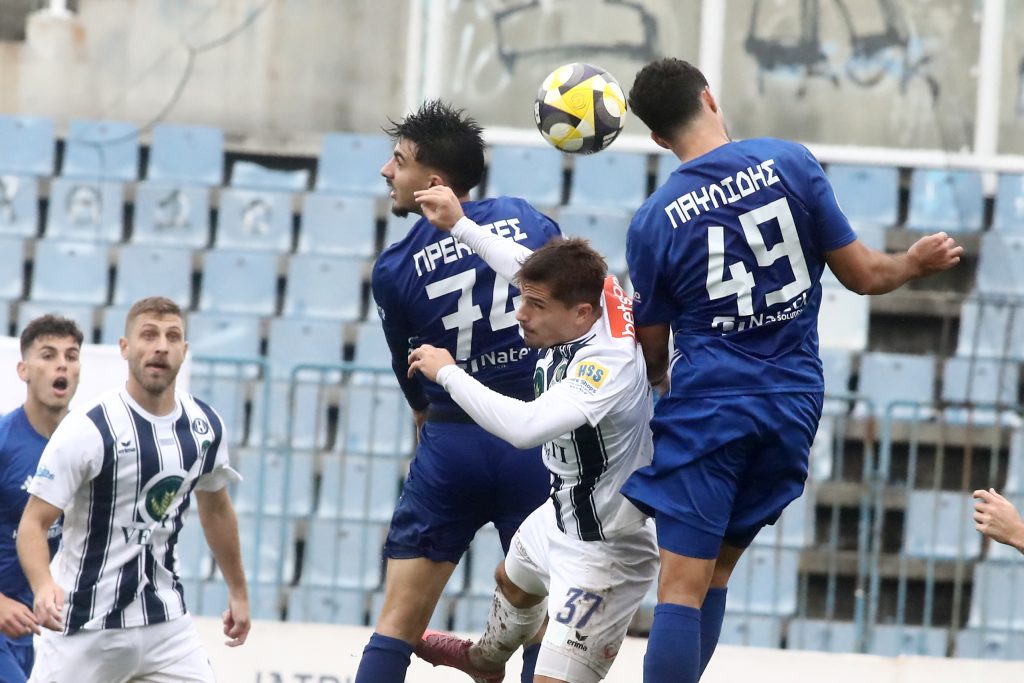 Super League 2: Ο Εραμούσπε σταμάτησε το ματς για να πετάξει κινητό που βρέθηκε μέσα στο γήπεδο!