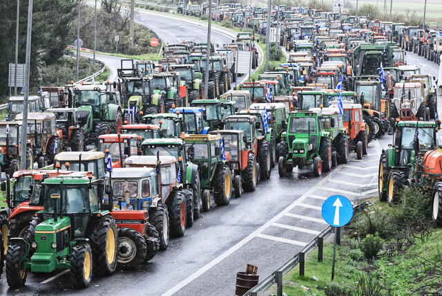 Κλειστή εθνική με τρακτέρ