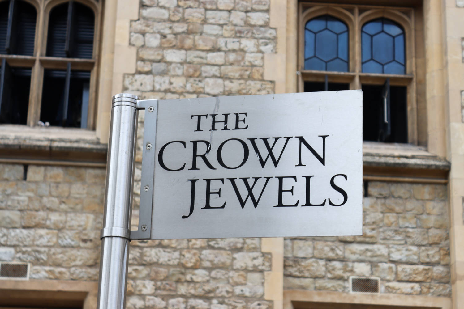 Κλειστός ο Πύργος του Λονδίνου – Διαδηλωτές «πετούσαν φαγητό» σε προθήκη των Κοσμημάτων του Στέμματος