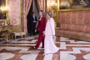 Η βασίλισσα Σοφία σπάει τα στερεότυπα: Η πρώτη γυναίκα που φόρεσε το «Χρυσόμαλλο Δέρας» εδώ και 600 χρόνια